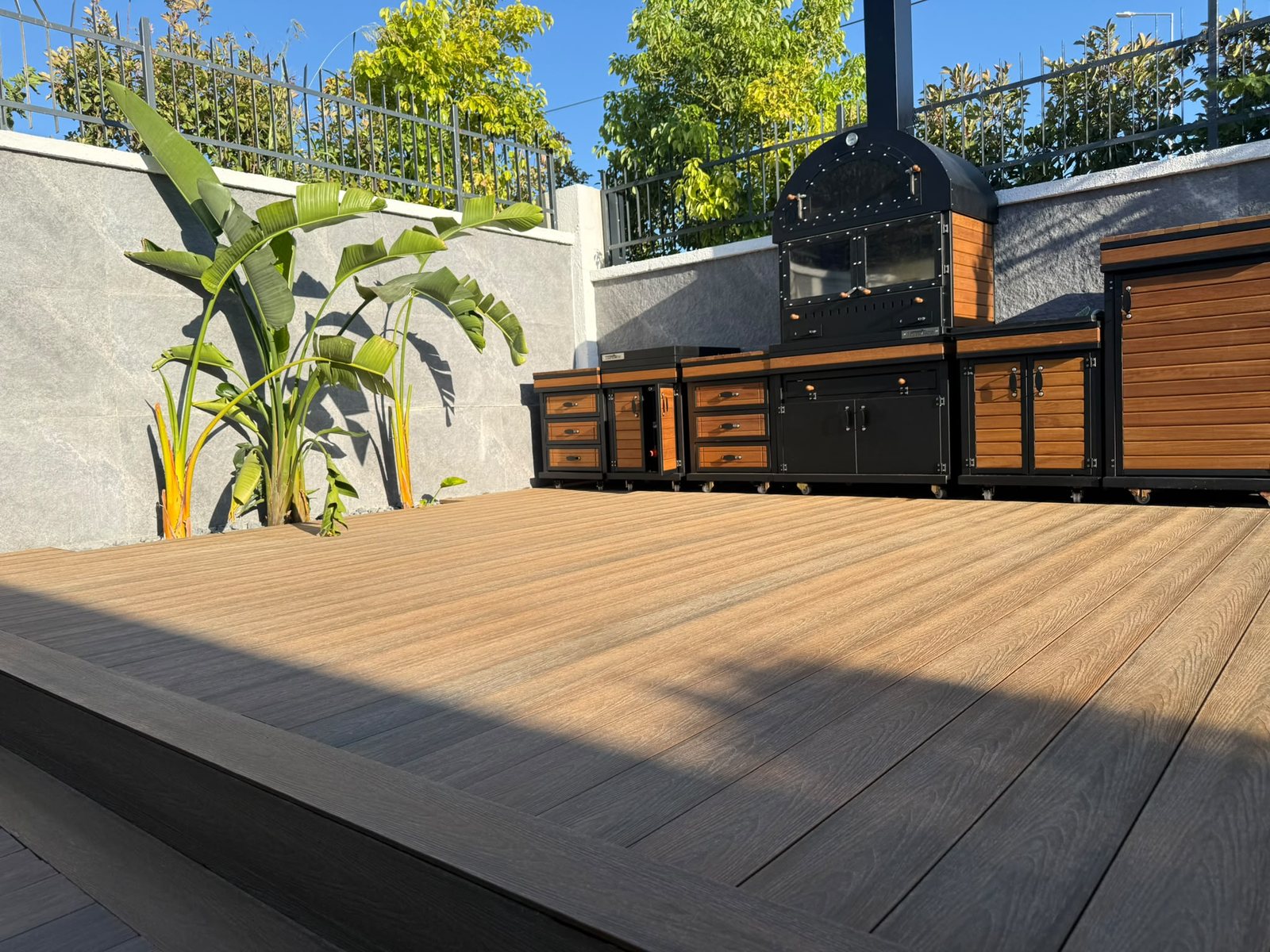 Built-in kitchen and oven installation on DURO 3.0 composite decking