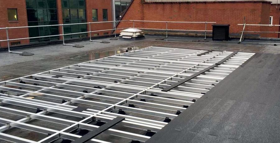 Support substructure built on a roof with aluminium profile and pedestals